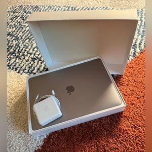 2019 13’ Apple MacBook Pro w charger & original box. 16GB Memory 512 SSD